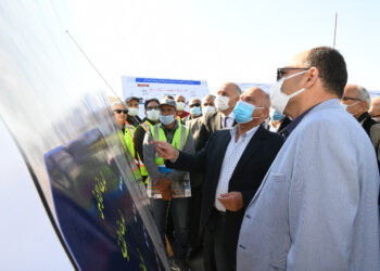 وزير النقل ومحافظ قنا يتفقدان مشروع إزدواج طريق" قنا - الأقصر الصحراوى الشرقى" 32 - جريدة المساء