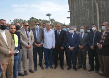 محافظ المنيا، يتفقد عددا من مشروعات قطاعي الصحة والرصف بمركز بني مزار 23 - جريدة المساء