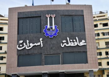 محافظ أسوان يعزى أسرة طالبة حادث العقاد .. وإحالة الواقعة للنيابة العامة 27 - جريدة المساء