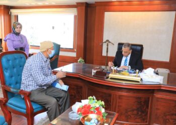 محافظ سوهاج والسكرتير المساعد يلتقون 95 مواطنا لبحث مطالبهم وحل شكواهم. 19 - جريدة المساء