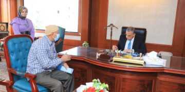 محافظ سوهاج والسكرتير المساعد يلتقون 95 مواطنا لبحث مطالبهم وحل شكواهم. 2 - جريدة المساء محافظ سوهاج والسكرتير المساعد يلتقون 95 مواطنا لبحث مطالبهم وحل شكواهم. 1 - جريدة المساء