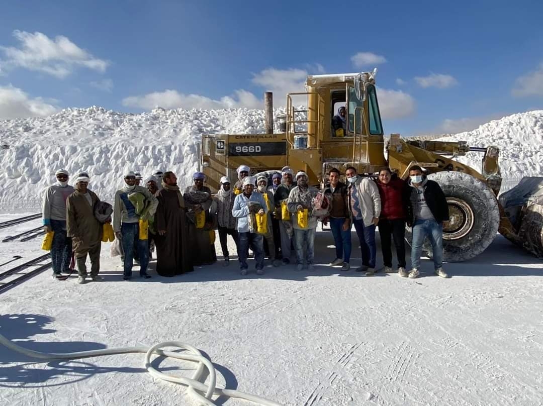 قافلة من مطرانية الأقباط الكاثوليك بالمنيا لتقديم مساعدات لعمال المحاجر 19 - جريدة المساء