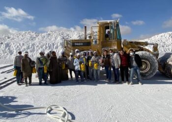 قافلة من مطرانية الأقباط الكاثوليك بالمنيا لتقديم مساعدات لعمال المحاجر 27 - جريدة المساء