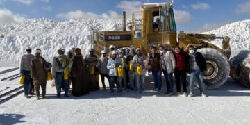 قافلة من مطرانية الأقباط الكاثوليك بالمنيا لتقديم مساعدات لعمال المحاجر 1 - جريدة المساء
