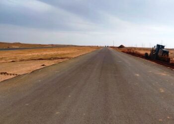 محافظ أسوان يؤكد علي اهمية مشروع إزدواج ورفع كفاءة وتوسعة الطريق الصحراوى الغربى 21 - جريدة المساء