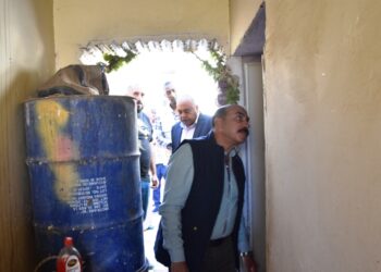 محافظ أسوان يتفقد أعمال الإنشاءات والترميمات للمنازل التي تعرضت للسيول 19 - جريدة المساء