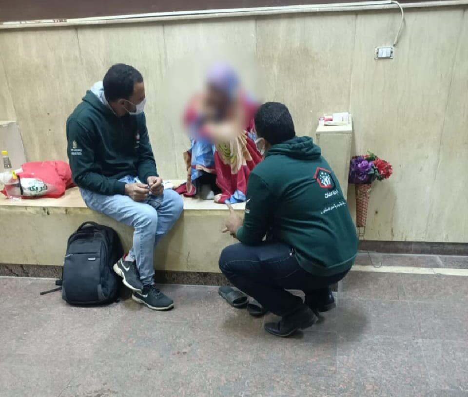 "التضامن"تنقذ سيدة طردها أخواتها بسبب الميراث وطالب هندسة "جننته"أسرته وطفلين فى البرد بسبب التفكك الأسرى 18 - جريدة المساء