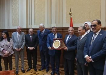 محافظ مطروح يعرض برامج وخطط التنمية بالمحافظة والمشروعات القومية الجارية علي لجنة الأمن القومي بمجلس النواب 34 - جريدة المساء