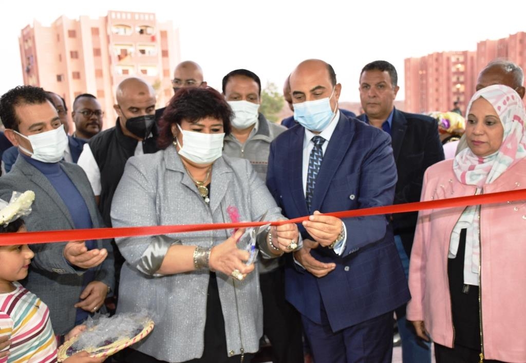 وزيرة الثقافة ومحافظ أسوان يفتتحا مكتبة حى السلام الثقافية بمساكن متضررى السيول 15 - جريدة المساء