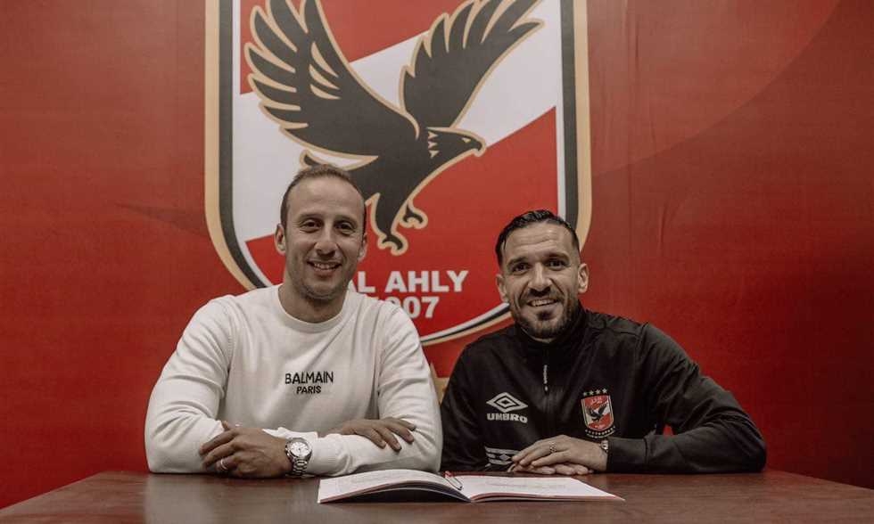 "حوار"..معلول يكشف أسباب تأخر تمديد عقده مع الأهلى 18 - جريدة المساء معلول أثنا ءتوقيعه للتمديد مع أمير توفيق