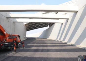 مسئولو الإسكان يتفقدون أعمال تطوير طريق الواحات "تقاطع 8" بمدينة 6 أكتوبر 26 - جريدة المساء