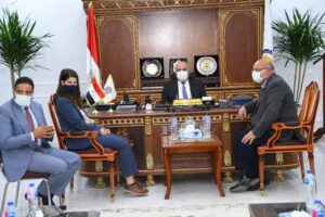 محافظ قنا يبحث مع وفد الوكالة الأمريكية للتنمية الدولية سبل تعزيز التعاون والإرتقاء بمنظومة مياه الشرب والصرف الصحى 63 - جريدة المساء