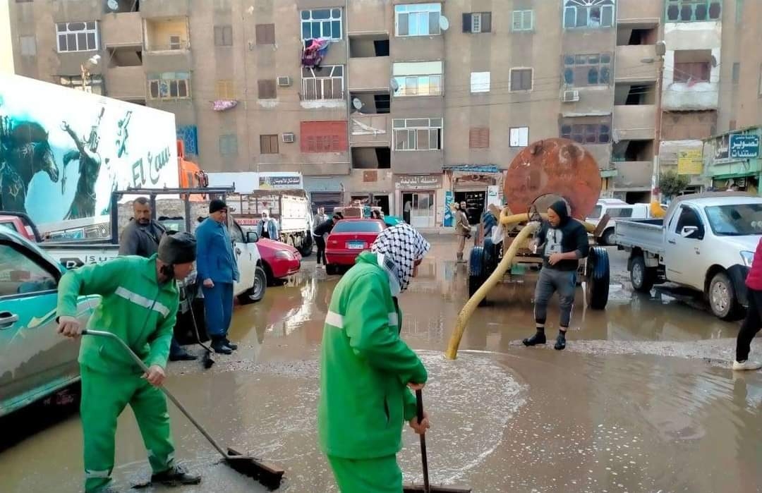 فرق مجالس المدن بالشرقية.. خلايا نحل بالشوارع لإزالة مياه الأمطار 19 - جريدة المساء