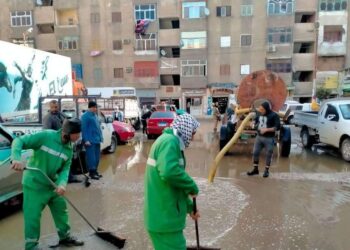 فرق مجالس المدن بالشرقية.. خلايا نحل بالشوارع لإزالة مياه الأمطار 25 - جريدة المساء