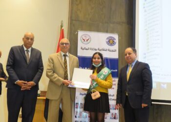 وزير المالية.. للمتفوقين من أبناء العاملين يوم تكريمهم: اصنعوا أحلامكم بأنفسكم.. واجتهدوا بكل مثابرة فى تحقيقها 19 - جريدة المساء