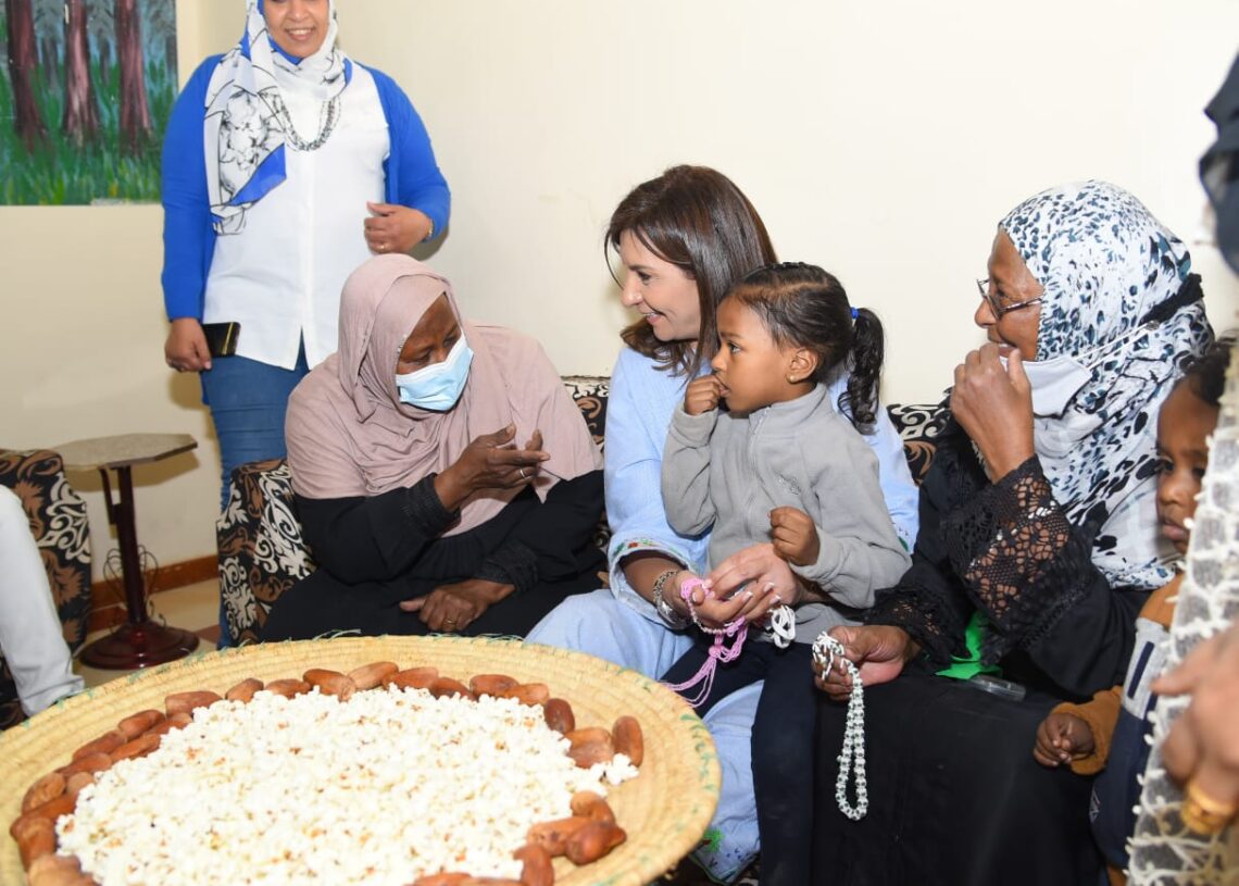 وزيرة الهجرة تلبي دعوة أهالي النوبةوتشرب معهم الشاى 17 - جريدة المساء