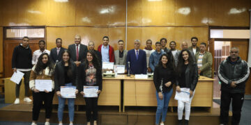 تكريم طلاب جامعة جنوب الوادى المشاركين فى افتتاح طريق الكباش 1 - جريدة المساء
