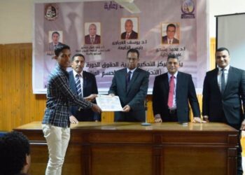 تكريم الطلاب المشاركين فى الدورة الأولى لإعداد المحكمين بحقوق جنوب الوادى.. صور 27 - جريدة المساء