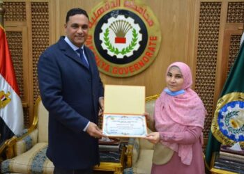 "سمعت القرآن كاملا دون أخطاء فى جلسة واحدة" .. محافظ الدقهلية يكرم الطالبة هاجر السعيد 29 - جريدة المساء