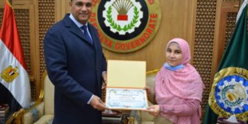 "سمعت القرآن كاملا دون أخطاء فى جلسة واحدة" .. محافظ الدقهلية يكرم الطالبة هاجر السعيد 1 - جريدة المساء