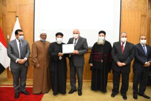 لإعلائهم قيم التآخى والوحدة الوطنية .. محافظ قنا يكرم ٣ من رجال الدين الإسلامى والمسيحى 31 - جريدة المساء