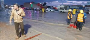 محافظ الاسكندرية يرتدى الكزلك وسط العمال لشفط مياة الامطار وتسيير مرور الصحراوى 22 - جريدة المساء محافظ الاسكندرية يرتدى الكزلك وسط العمال لشفط مياة الامطار وتسيير مرور الصحراوى 21 - جريدة المساء