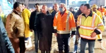 محافظ الاسكندرية يرتدى الكزلك وسط العمال لشفط مياة الامطار وتسيير مرور الصحراوى 2 - جريدة المساء محافظ الاسكندرية يرتدى الكزلك وسط العمال لشفط مياة الامطار وتسيير مرور الصحراوى 1 - جريدة المساء