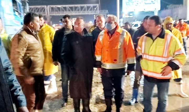 محافظ الاسكندرية يرتدى الكزلك وسط العمال لشفط مياة الامطار وتسيير مرور الصحراوى 20 - جريدة المساء محافظ الاسكندرية يرتدى الكزلك وسط العمال لشفط مياة الامطار وتسيير مرور الصحراوى 19 - جريدة المساء