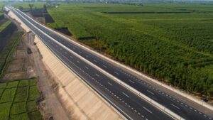 تمهيدا لإفتتاحه خلال أيام .. وزير النقل يتفقد محور الشهيد باسم فكرى 31 - جريدة المساء