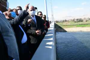 تمهيدا لإفتتاحه خلال أيام .. وزير النقل يتفقد محور الشهيد باسم فكرى 47 - جريدة المساء