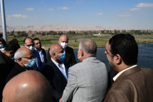 تمهيدا لإفتتاحه خلال أيام .. وزير النقل يتفقد محور الشهيد باسم فكرى 41 - جريدة المساء