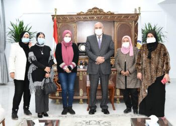 محافظ قنا يستقبل التشكيل الجديد لمجلس أمناء نادى الفتيات 31 - جريدة المساء