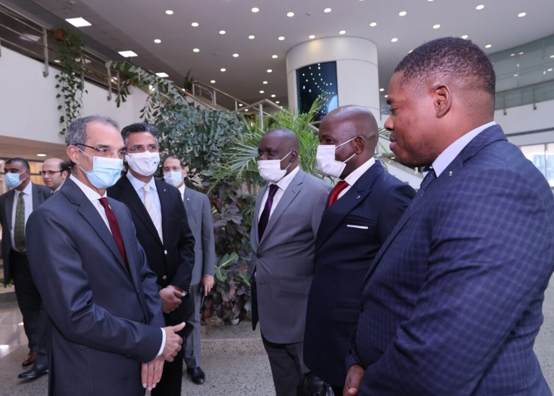 وزير الاتصالات يفتتح مركز مراقبة وتشغيل الخدمات لمتابعة أداء البريد للمواطنين 19 - جريدة المساء