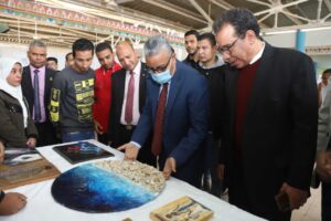 رئيس جامعة جنوب الوادى يفتتح معرض الإبداعات الفنية لأسرة "طلاب من أجل مصر" 37 - جريدة المساء