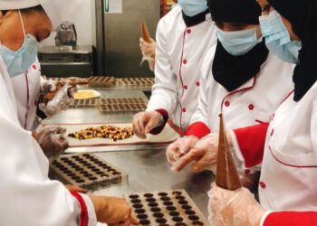 قومى المرأة ينظم ورشة الكريسماس لتدريب الوافدات على صناعة الشيكولاته 19 - جريدة المساء