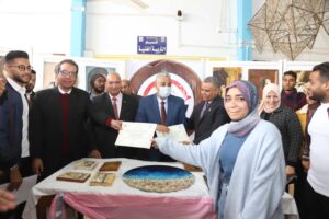 رئيس جامعة جنوب الوادى يفتتح معرض الإبداعات الفنية لأسرة "طلاب من أجل مصر" 21 - جريدة المساء