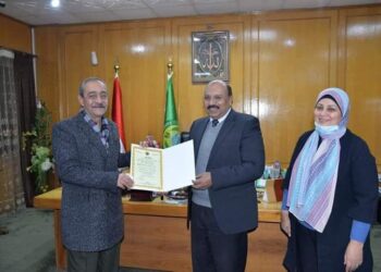 محافظ الإسماعيلية يكرم رئيس شركة مياه الشرب والصرف الصحى بمحافظات القناة 23 - جريدة المساء