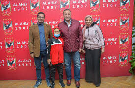 الخطيب يلبى رغبة الطفل هشام نزيل مستشفى اورام المنصورة 1 - جريدة المساء