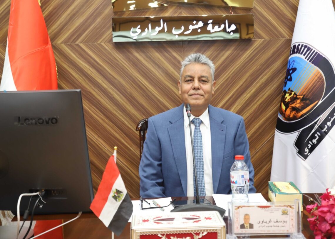 جامعة جنوب الوادى تكشف تفاصيل واقعة تزاحم الطلاب فى حفل  الصالة المغطاة 19 - جريدة المساء