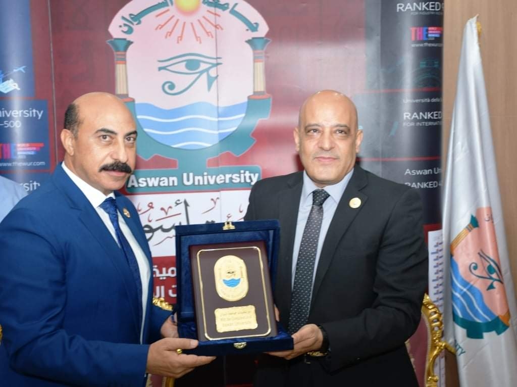 محافظ أسوان يهنئ الدكتور أيمن عثمان بعد تعينه رئيساً للجامعة 19 - جريدة المساء محافظ أسوان يهنئ الدكتور أيمن عثمان بعد تعينه رئيساً للجامعة 18 - جريدة المساء