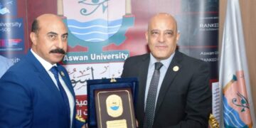محافظ أسوان يهنئ الدكتور أيمن عثمان بعد تعينه رئيساً للجامعة 2 - جريدة المساء محافظ أسوان يهنئ الدكتور أيمن عثمان بعد تعينه رئيساً للجامعة 1 - جريدة المساء