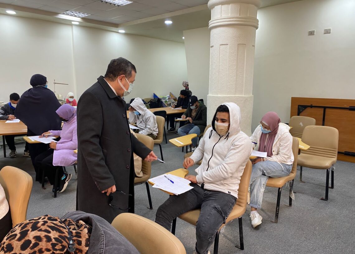 رئيس جامعة مطروح يتفقد لجان امتحانات الفصل الدراسى الأول 16 - جريدة المساء