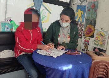 "التضامن" تنقذ مسن بلا مأوى وطفل مشرد يتخذ من إحدى السيارات العاطلة مأوى له 26 - جريدة المساء