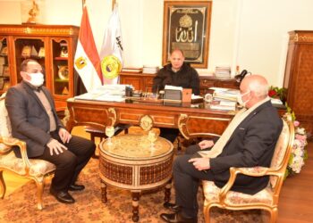 محافظ أسيوط يلتقى وفد وزارة المالية لمناقشة خفض عجز الموازنة وتطوير التفتيش المالى 29 - جريدة المساء