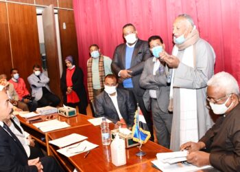 محافظ أسوان يستمع لشكاوى ومطالب 40 مواطن ومواطن 21 - جريدة المساء