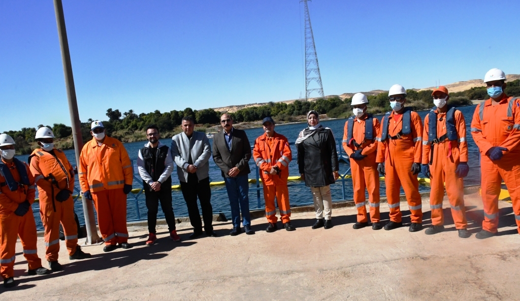 محافظ أسوان يشهد تجربة المحاكاة العملية لمكافحة تلوث بترولى نهرى بمرسى الأعقاب 19 - جريدة المساء