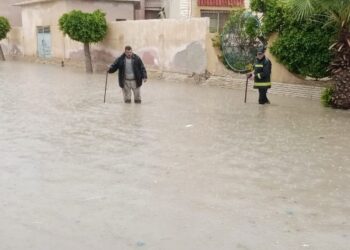 رئيس مدينة مرسى مطروح تواصل رفع تجمعات مياه الامطار بالشوارع والميادين العامة 31 - جريدة المساء