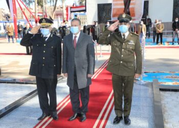محافظ المنوفية ومدير الأمن يضعان إكليل الزهور علي نصب شهداء الشرطة بمعسكر الأمن المركزي بقويسنا 30 - جريدة المساء