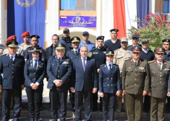 محافظ سوهاج ومدير الأمن ومساعد قائد المنطقة الجنوبية العسكرية يضعون أكاليل الزهور على النصب التذكاري لشهداء الشرطة . 35 - جريدة المساء