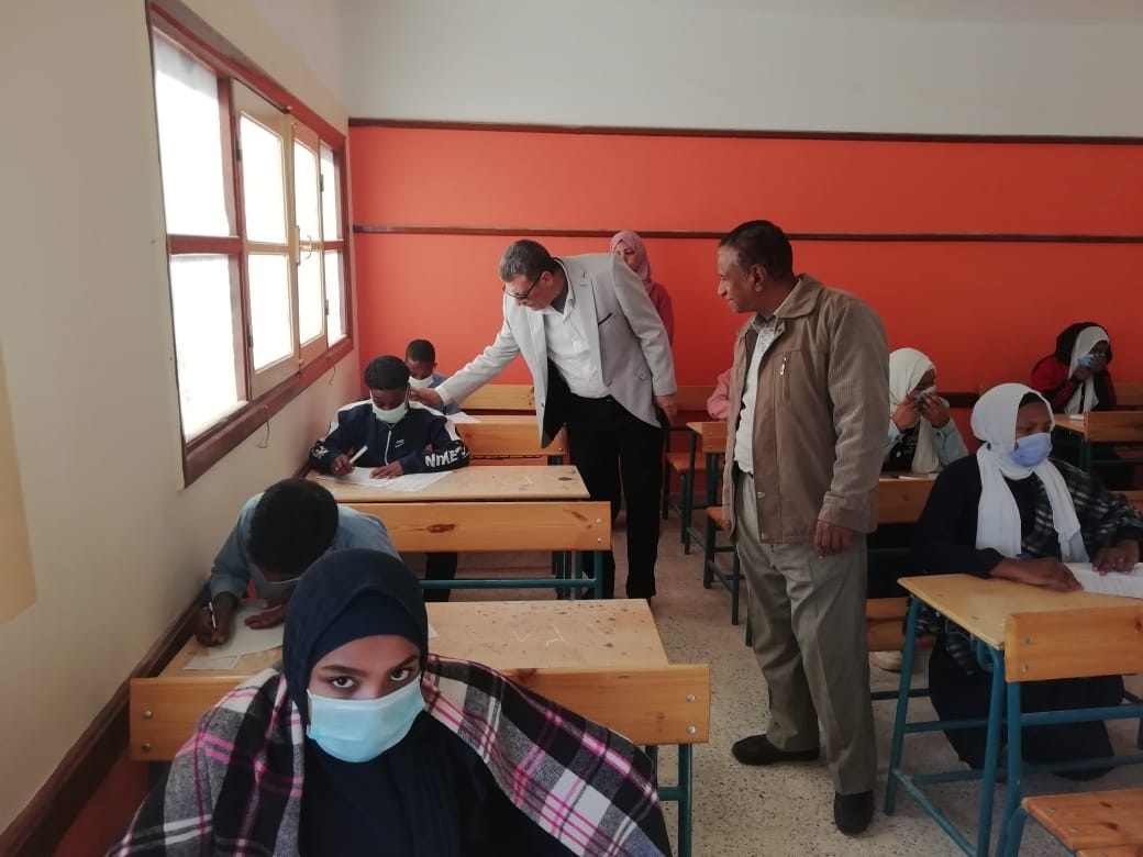 وكيل تعليم أسوان يتفقد امتحانات الشهادة الإعدادية 20 - جريدة المساء وكيل تعليم أسوان يتفقد امتحانات الشهادة الإعدادية 19 - جريدة المساء